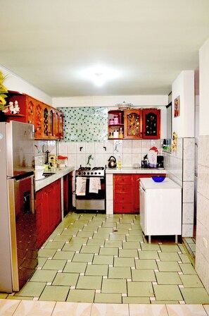 Micro-ondes, four, plaque de cuisson, bouilloire électrique