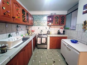 Microondas, horno, parrilla de estufa y tetera eléctrica 