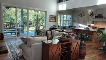 Una Smart TV, una chimenea, libros, una oficina