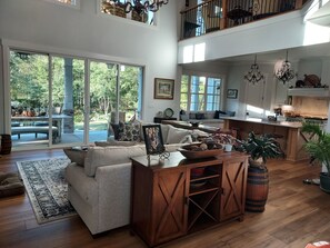 TV connectée, cheminée, livres, espaces bureaux