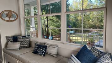 Smart-tv, eldstad, böcker och kontor