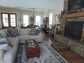 Smart-TV, peis, bøker og kontorer