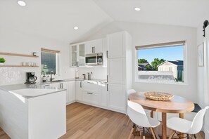 Refrigerador, microondas, placa de cocina, lavavajillas