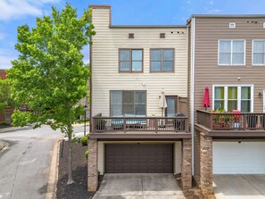 Exterior - Beautiful 3-bedroom Downtown ATL Brownstone in a serene gated community (Atlanta)