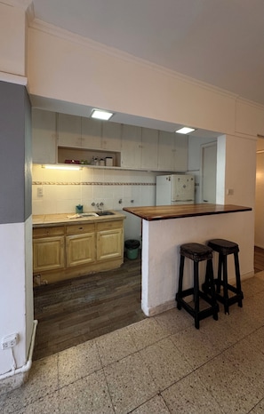 Køleskab, ovn, elkedel, køkkentøj/tallerkener/redskaber