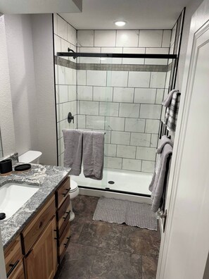 Een douche, een haardroger, handdoeken, zeep