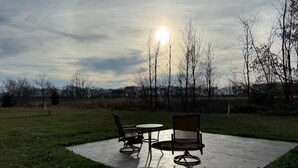 Outdoor dining - Broken Willow Bungalow (Eau Claire)