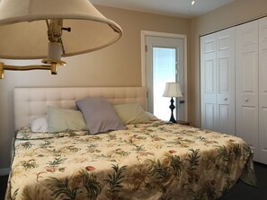 1 bedroom, WiFi, bed sheets - Charming Room- Studio
with AC and WiFi in soothing Lakeland (Lakeland)