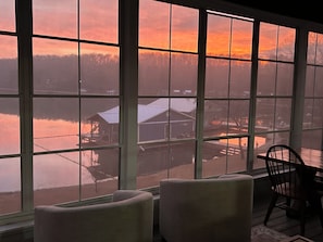 Dining - Lakefront Family Retreat - Mill Creek at Beautiful Lake Guntersville (Scottsboro)