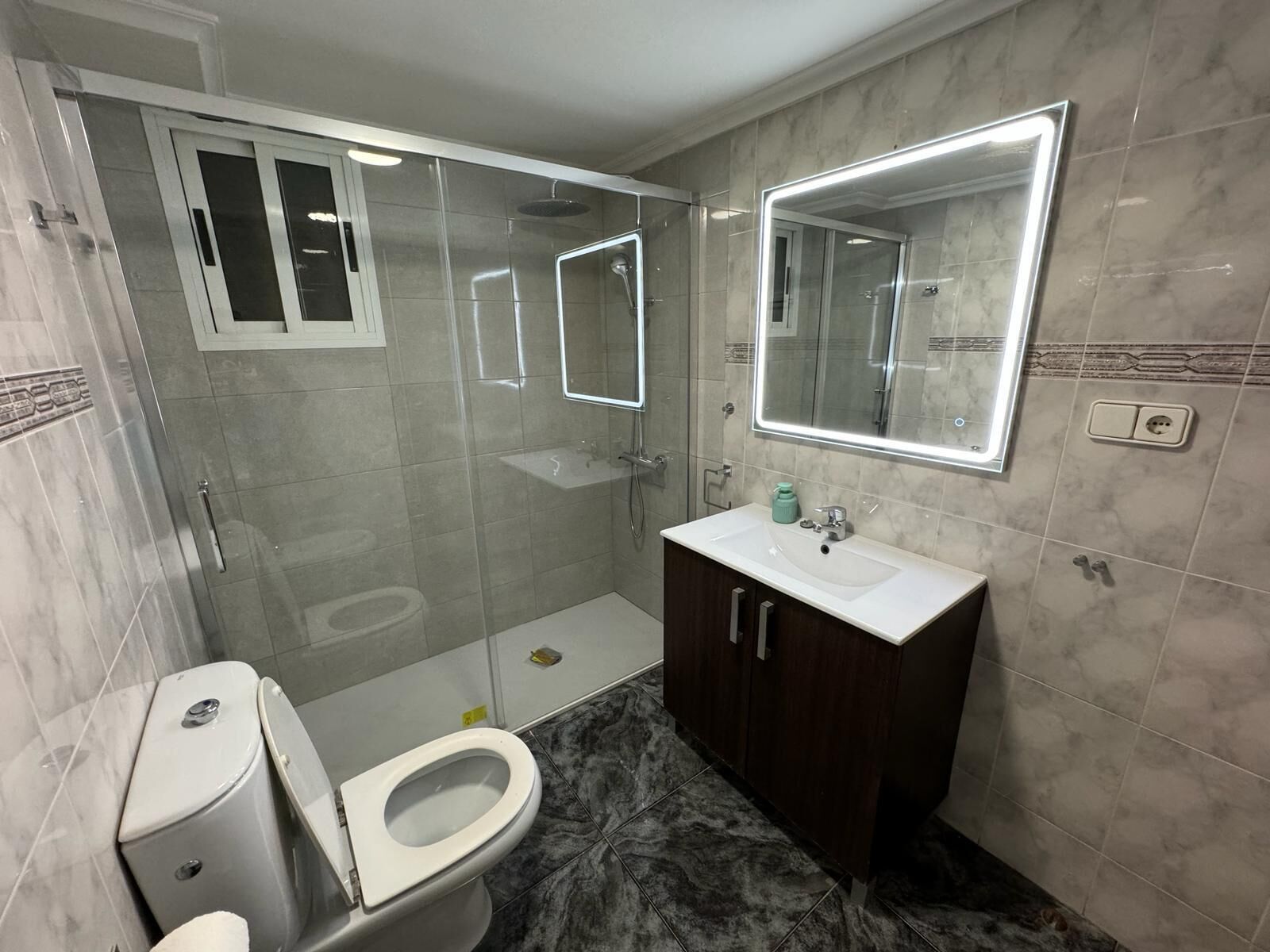 Regadera, secadora de cabello, bidet, toallas 