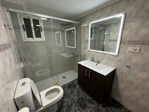 Dusch, hårtork, bidé och handdukar