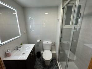 Shower, hair dryer, bidet, towels - Lodging Barbastro (Salou)