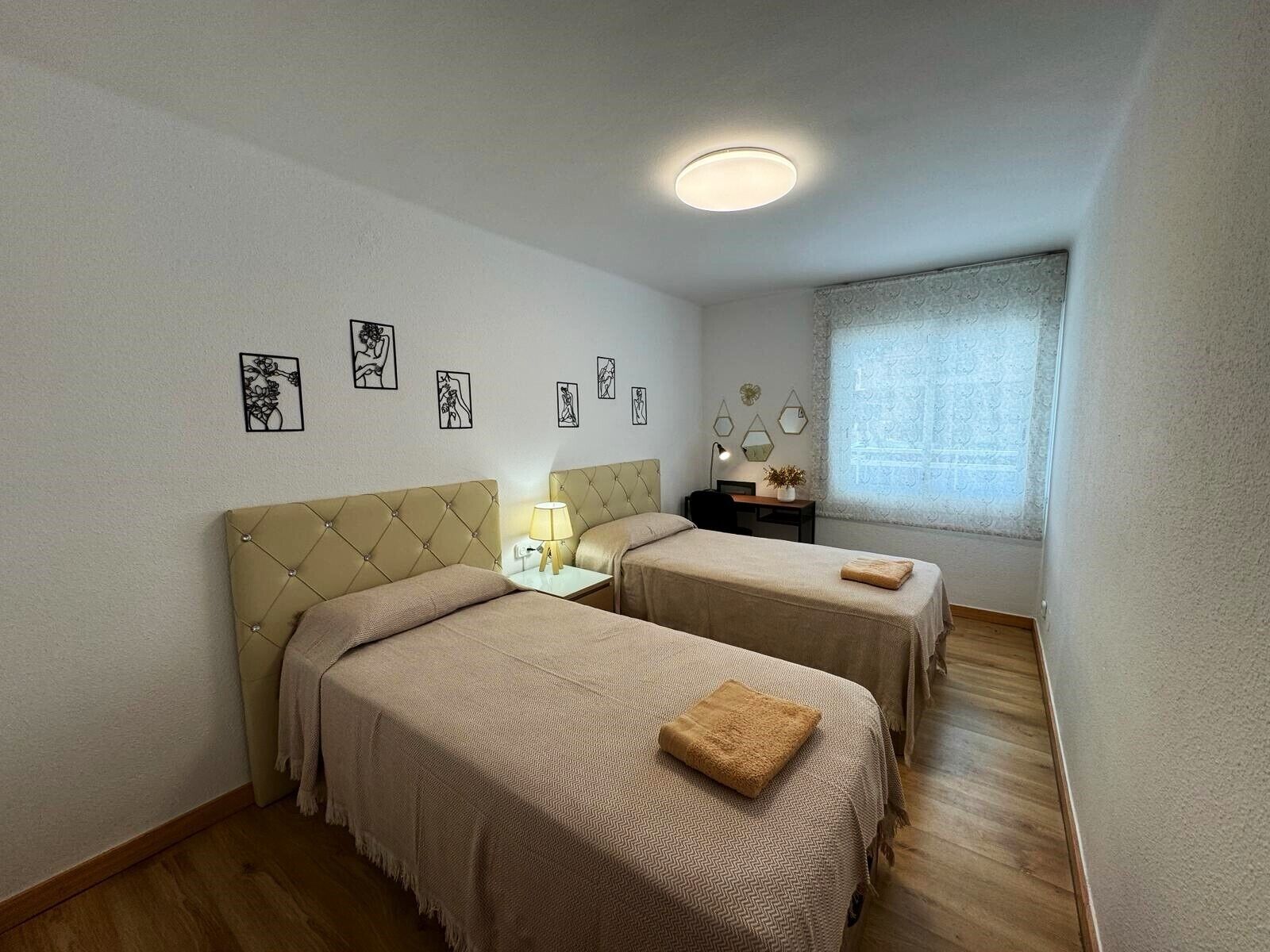 3 slaapkamers, een strijkplank/strijkijzer, gratis wifi, beddengoed