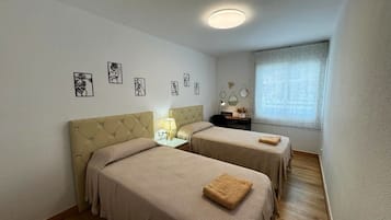 3 slaapkamers, een strijkplank/strijkijzer, gratis wifi, beddengoed