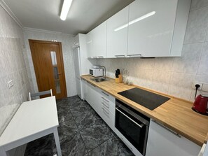 Fridge, microwave, oven, stovetop - Lodging Barbastro (Salou)