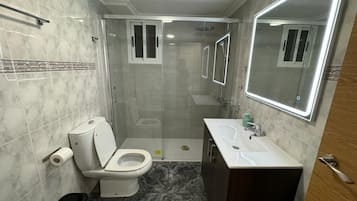 Douche, sĂšche-cheveux, bidet, serviettes fournies
