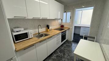 Frigorífico, microondas, horno y placa de cocina