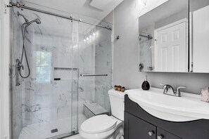Dusche, Haartrockner, Handtücher, Seife