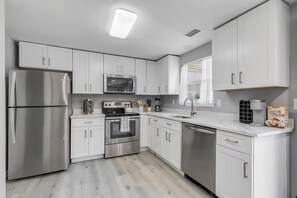 Een koelkast, een microgolfoven, een oven, een kookplaat