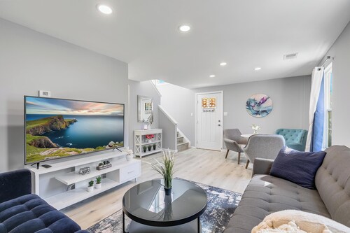 Entire townhome in Largo, MD, close to Washington DC!