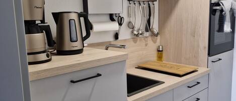 Kjøleskap, ovn, kokeplater og oppvaskmaskin