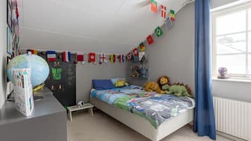 4 bedrooms, iron/ironing board, free WiFi, bed sheets