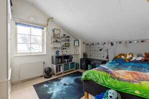 4 bedrooms, iron/ironing board, free WiFi, bed sheets