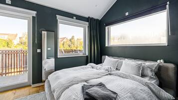 4 bedrooms, iron/ironing board, free WiFi, bed sheets