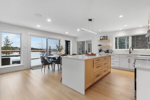 Kylskåp, mikrovågsugn, ugn och spishäll