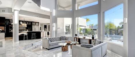 TV connectée, cheminée, table de tennis de table