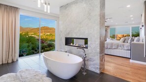 5 soverom, strykejern/-brett, wi-fi og sengetøy