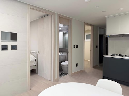 Brand new spacious apt. 2 rooms, line 5/9, Olympic, KSPO, VHS, Asan, Lotte Tower