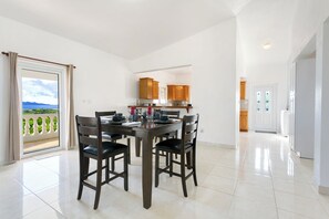Dining - Spacious 3-bedroom, 2-bathroom apartment with AC in The Valley (The Valley)