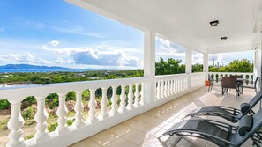Terrace/patio - Spacious 3-bedroom, 2-bathroom apartment with AC in The Valley (The Valley)