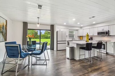 Modern 3bed, 2bath House in Wesley Chapel, with EV Charging Outlet, AC, & WiFi. 