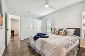 3 bedrooms, desk, iron/ironing board, travel crib - Modern 3bed, 2bath House in Wesley Chapel, with EV Charging Outlet, AC, & WiFi.  (Zephyrhills)