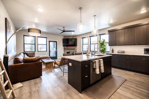 Luxury 3-bedroom home with free on demand skier shuttle 2 min from Deer Valley East Village
