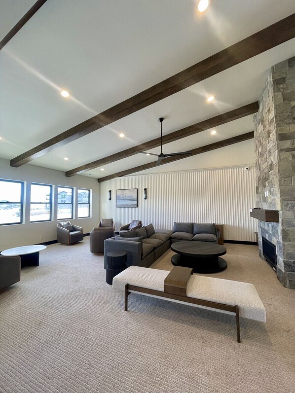 Smart TV, fireplace