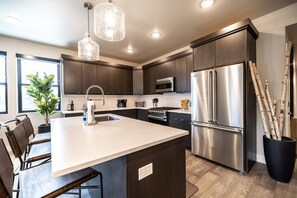 Refrigerador, microondas, horno, placa de cocina