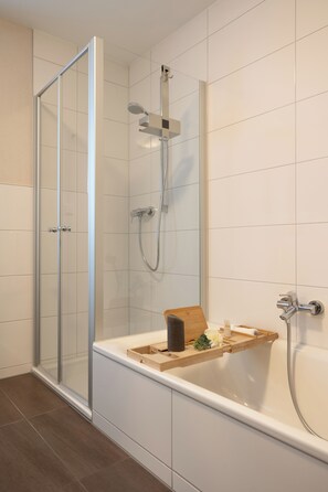 Haartrockner, Handtücher, Seife, Toilettenpapier
