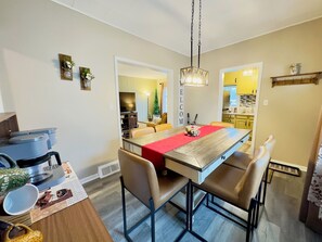 Dining - Cozy 2-bedroom apartment in Bradley with AC, WiFi, free parking, streaming TV (Bradley)