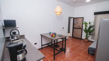 Refrigerador, microondas, cafetera y tetera y utensilios de cocina