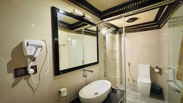 Deluxe Double Room | Bilik Mandi | Pancuran mandi, pengering rambut, tuala disediakan, sabun