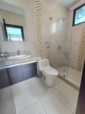 Toallas, jabón, papel higiénico