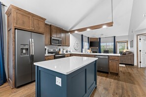 冷蔵庫、電子レンジ、オーブン、コンロ