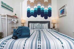 2 室のベッドルーム、デスク、WiFi (無料)、ベッドシーツ