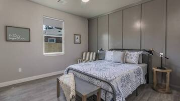 2 habitaciones, tabla de planchar con plancha, wifi y ropa de cama