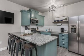 Frigorifero, microonde, piano cottura, lavastoviglie