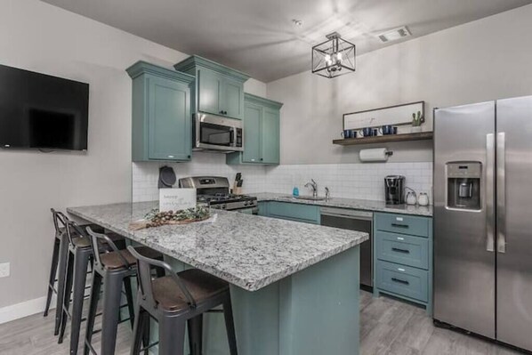 Fridge, microwave, stovetop, dishwasher