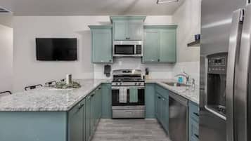 Réfrigérateur, micro-ondes, plaque de cuisson, lave-vaisselle